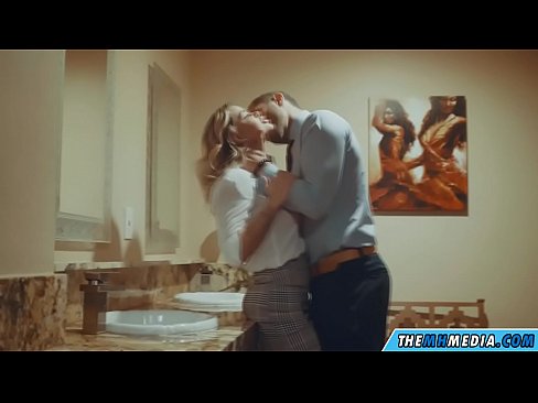 ❤️ Όταν μια πλούσια ξανθιά σε αποπλανεί σε μια δημόσια τουαλέτα Πόρνο vk ❌️❤